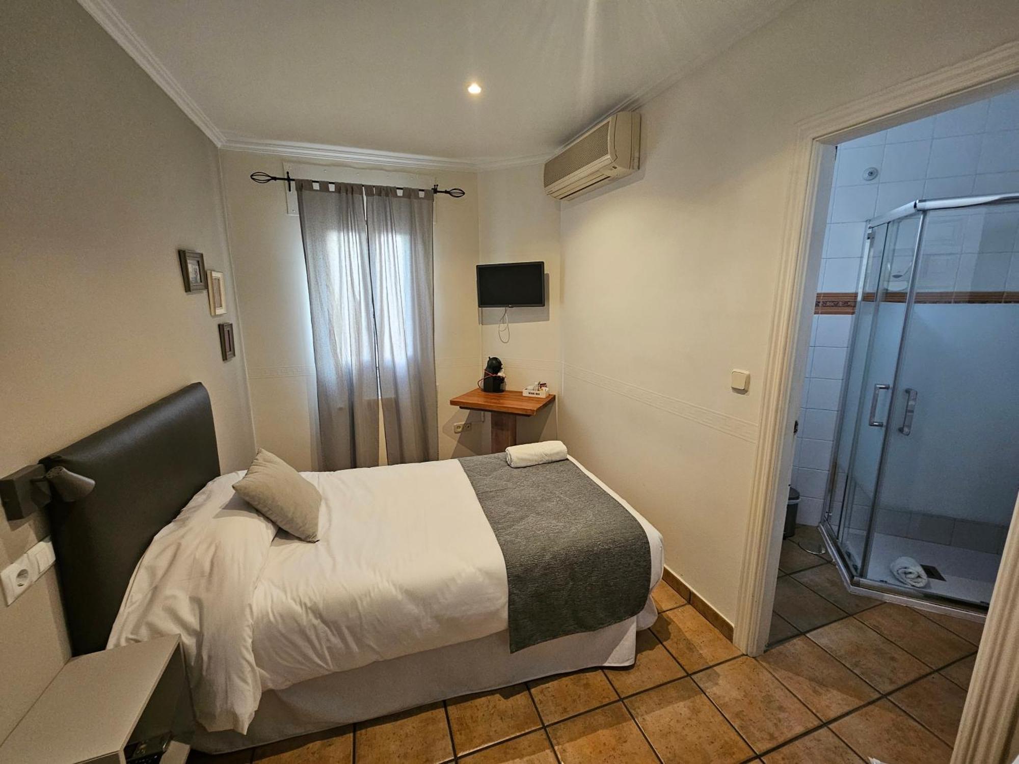Hostal La Campana Toledo Exterior photo